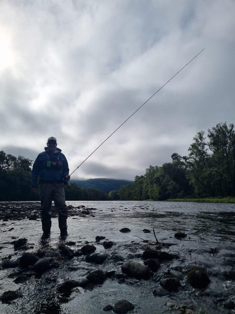 Pêcheur à la mouche en rivière en fin de saison
